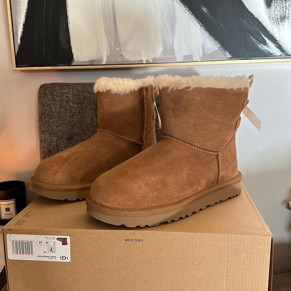 Ugg mini continuity bow Nwt